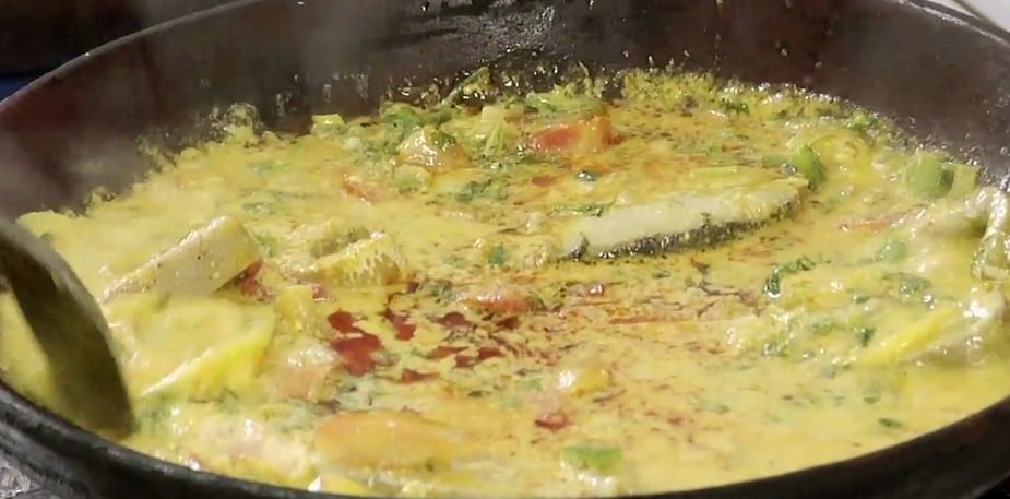 Tocana braziliana de peste si fructe de mare: Moqueca